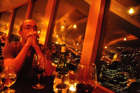 Vinho no restaurante giratório da torre mais alta de Calgary, no Canadá